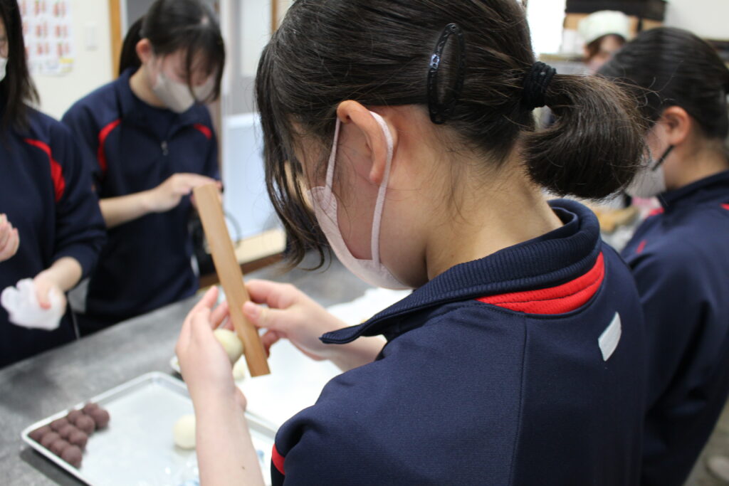 和菓子作り体験:源氏巻きと練り切りを作ろう!